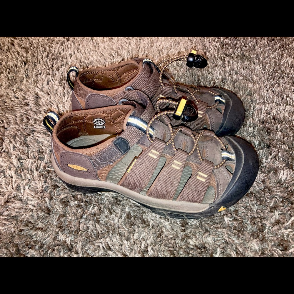 Boys keen sandals